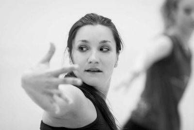 b_400_300_16777215_00_images_stories_com_form2content_p1_f40_Avatara_Ayuso_choreographing_4__Ian_Whalen__copy.jpg